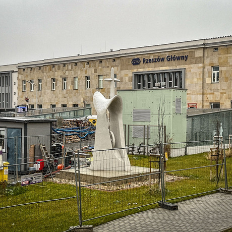 Rzeszów -  Modernizacja budynku dworca PKP w Rzeszowie [grudzień 2024] - fot 10