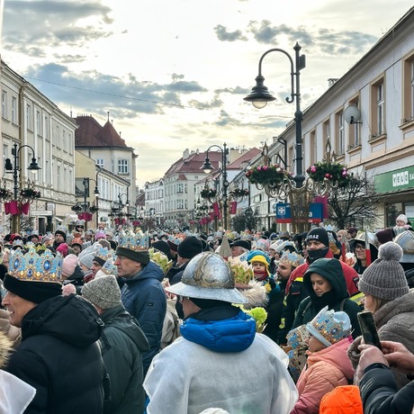 Rzeszów - 10. Orszak Trzech Króli przeszedł ulicami Rzeszowa - fot 25
