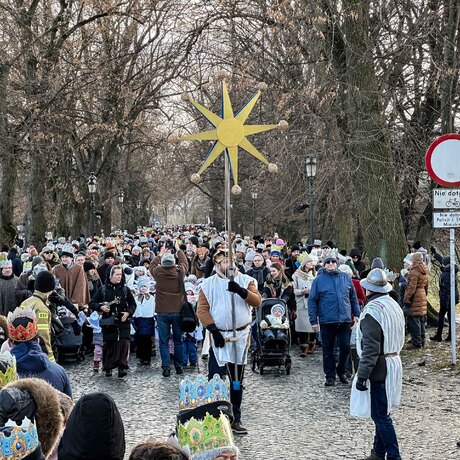 Rzeszów - 10. Orszak Trzech Króli przeszedł ulicami Rzeszowa - fot 2