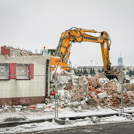 Rzeszów - Prace rozbiórkowe na stadionie Resovii przy ul. Wyspiańskiego - fot 18