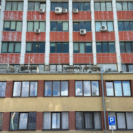 Rzeszów - Modernizacja 15-piętrowego biurowca na ul. Geodetów w Rzeszowie [kwiecień 2025] - fot 13
