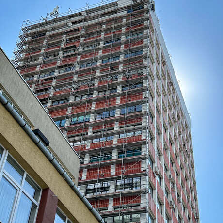 Rzeszów - Modernizacja 15-piętrowego biurowca na ul. Geodetów w Rzeszowie [kwiecień 2025] - fot 4