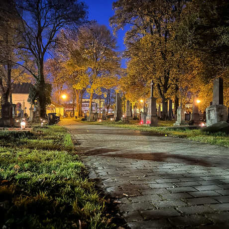Rzeszów - Noc Wszystkich Świętych na Starym Cmentarzu w Rzeszowie - fot 18