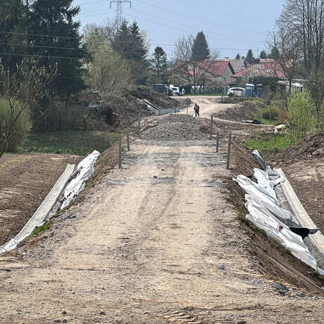 Rzeszów - Budowa kładki nad rzeką Strug na osiedlu Drabinianka [kwiecień 2026] - fot 15