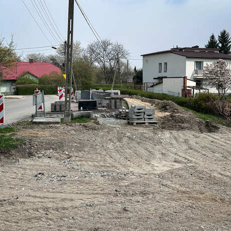 Rzeszów - Budowa kładki nad rzeką Strug na osiedlu Drabinianka [kwiecień 2026] - fot 17