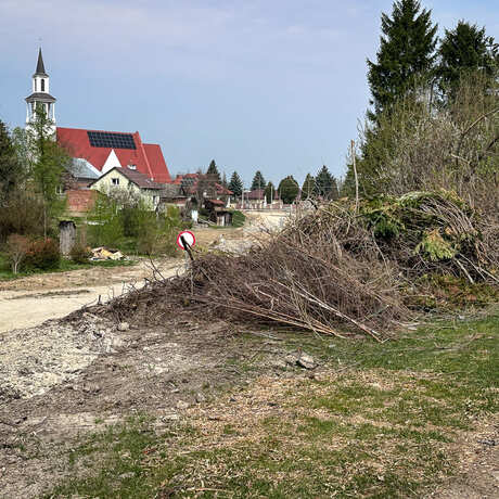 Rzeszów - Budowa kładki nad rzeką Strug na osiedlu Drabinianka [kwiecień 2026] - fot 1