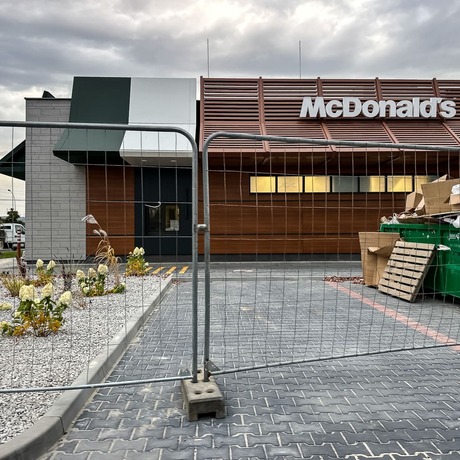 Rzeszów - Budowa McDonald's przy hipermarkecie E. Leclerc na finiszu [10.10.2026] - fot 4