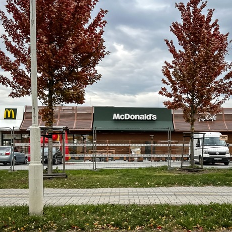 Rzeszów - Budowa McDonald's przy hipermarkecie E. Leclerc na finiszu [10.10.2026] - fot 2