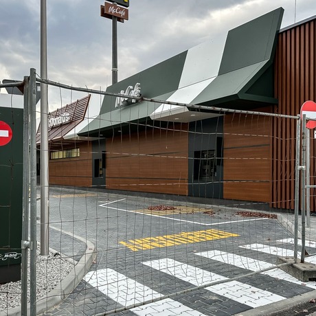 Rzeszów - Budowa McDonald's przy hipermarkecie E. Leclerc na finiszu [10.10.2026] - fot 5