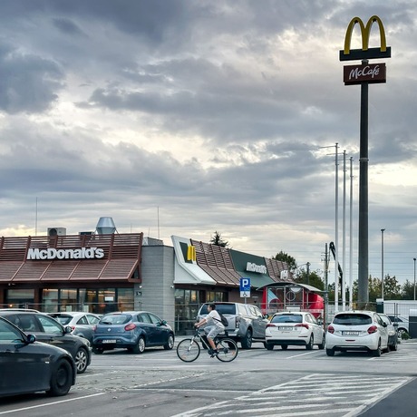 Rzeszów - Budowa McDonald's przy hipermarkecie E. Leclerc na finiszu [10.10.2026] - fot 7