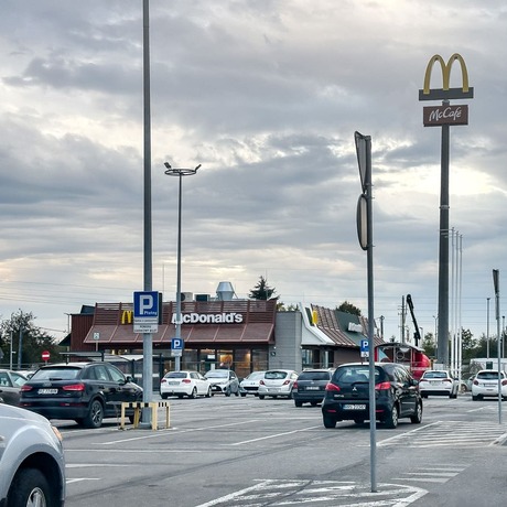 Rzeszów - Budowa McDonald's przy hipermarkecie E. Leclerc na finiszu [10.10.2026] - fot 8