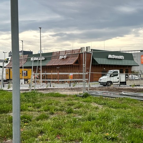 Rzeszów - Budowa McDonald's przy hipermarkecie E. Leclerc na finiszu [10.10.2026] - fot 9