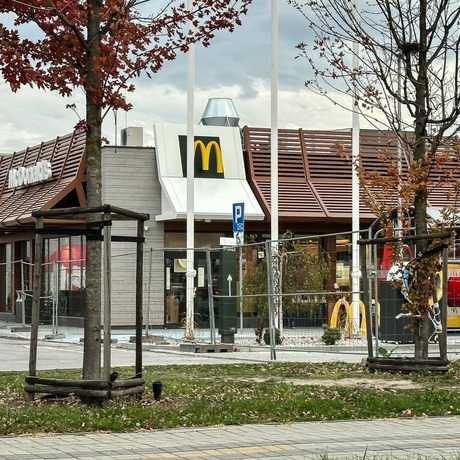 Rzeszów - Budowa McDonald's przy hipermarkecie E. Leclerc na finiszu [10.10.2026] - fot 1
