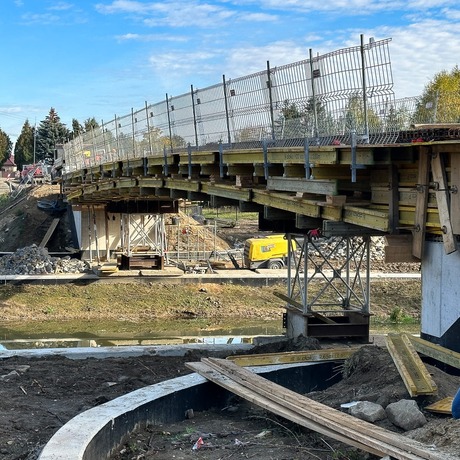 Rzeszów - Budowa kładki nad rzeką Strug na osiedlu Drabinianka [październik 2026] - fot 1