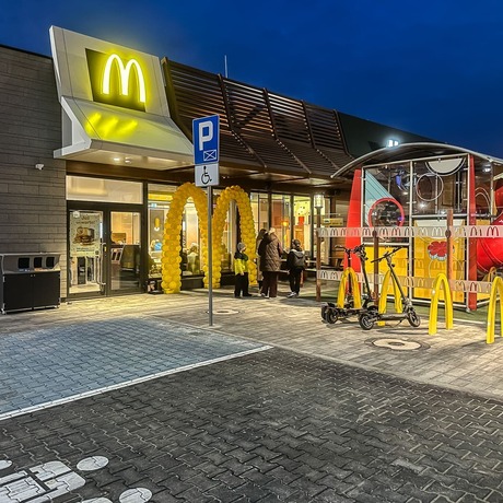 Rzeszów - Otwarcie McDonald's przy hipermarkecie E. Leclerc w Rzeszowie - fot 10