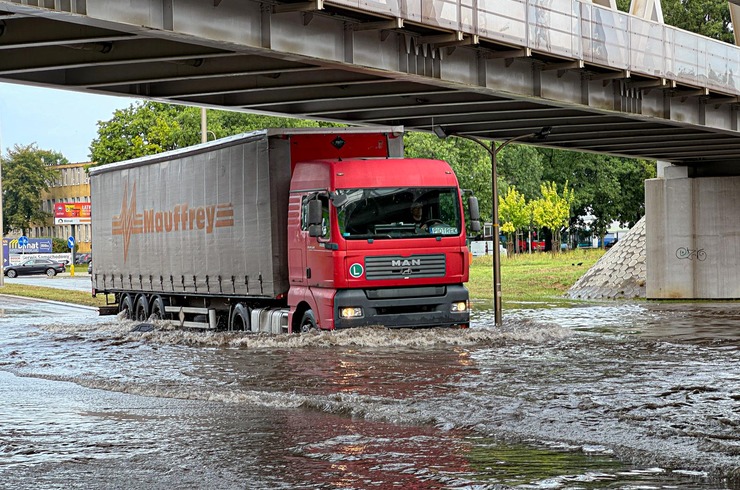 Droga pod wiaduktem na al. Wyzwolenia po porannej ulewie [17.07.2024]