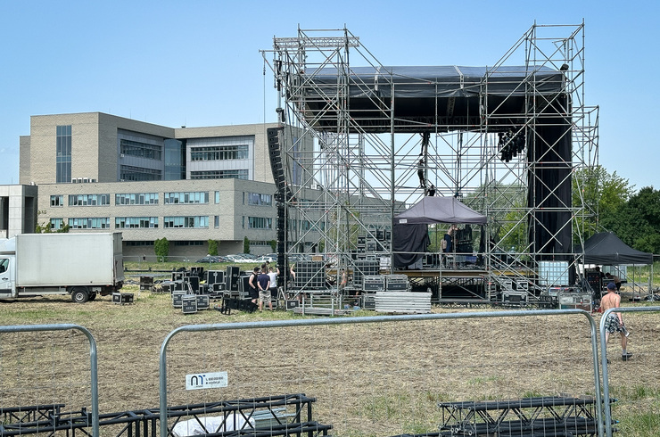 KultURalia 2025. Budowa miasteczka studenckiego i wielkiej sceny koncertowej