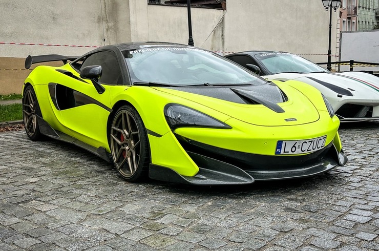 Supercar Taxi - charytatywna impreza motoryzacyjna na parkingu obok ratusza