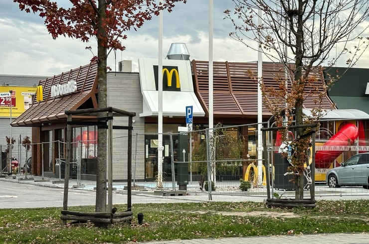 Budowa McDonald"s przy hipermarkecie E. Leclerc na finiszu [10.10.2026]