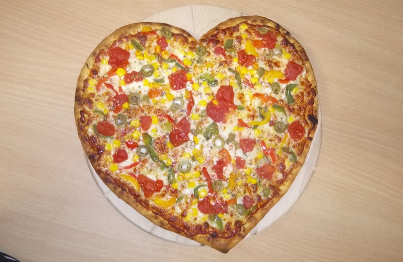 Pizzeria Laguna piecze pizzę w kształcie serca na Walentynki 