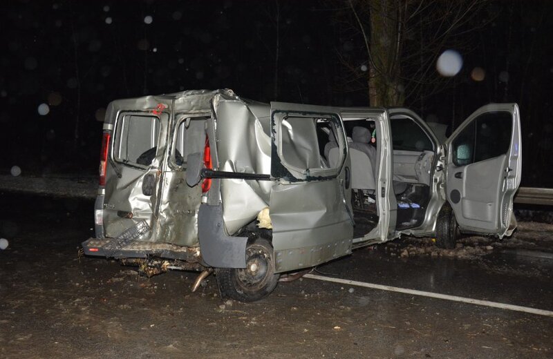 Bus wpadł w poślizg, po czym uderzył w drzewo. Do szpitala przewieziono dwie osoby
