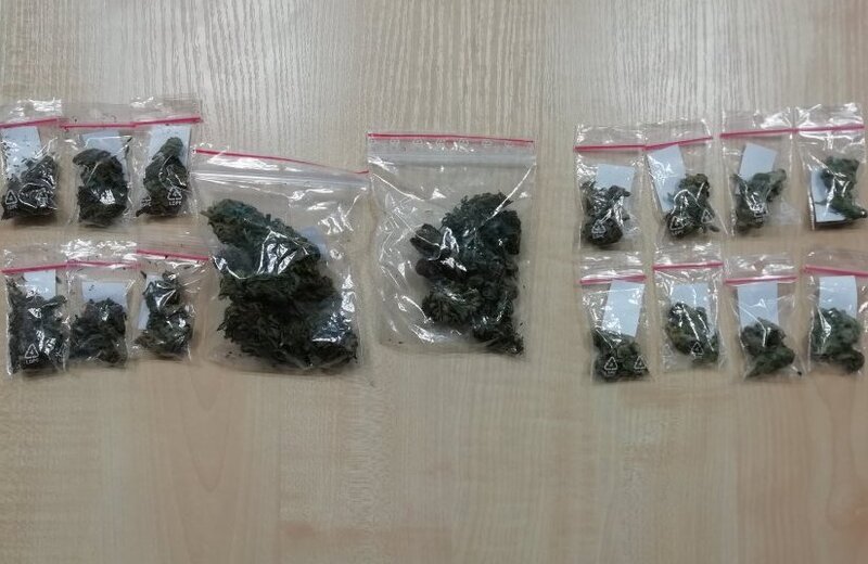 Zatrzymano dwójkę mężczyzn za posiadanie narkotyków. Policjanci zabezpieczyli 27 gramów marihuany