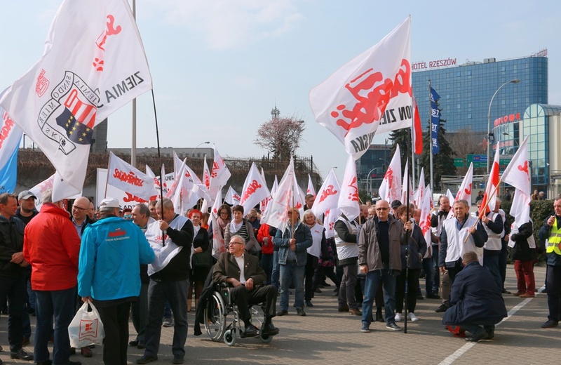 Pod Urzędem Wojewódzkim odbył się protest „Solidarności”