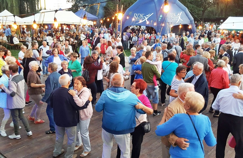 Potańcówki Miejskie dla Seniorów wracają na świeże powietrze. Najbliższa już w tą sobotę