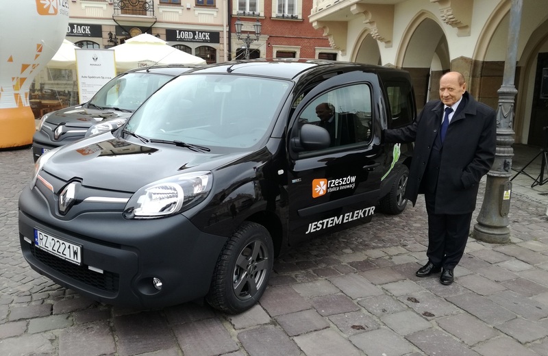 Ratusz pochwalił się nowymi „elektrykami” za ponad 350 tys. zł. Będą służyły do codziennej pracy [ZDJĘCIA]