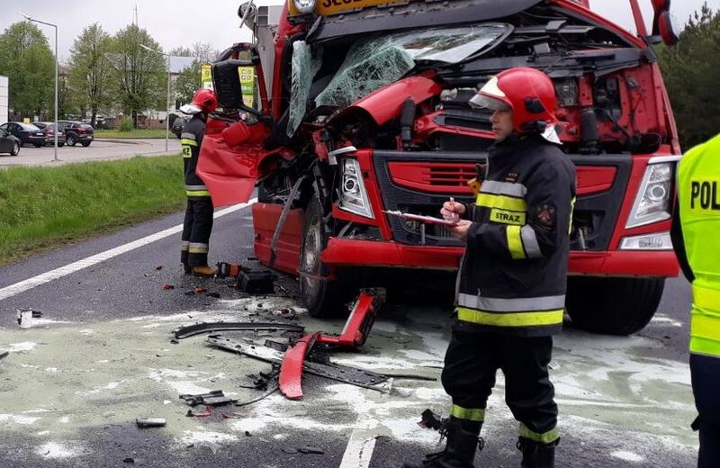 Zablokowana krajowa „dziewiątka”. Naczepa z kruszywem uległa uszkodzeniu
