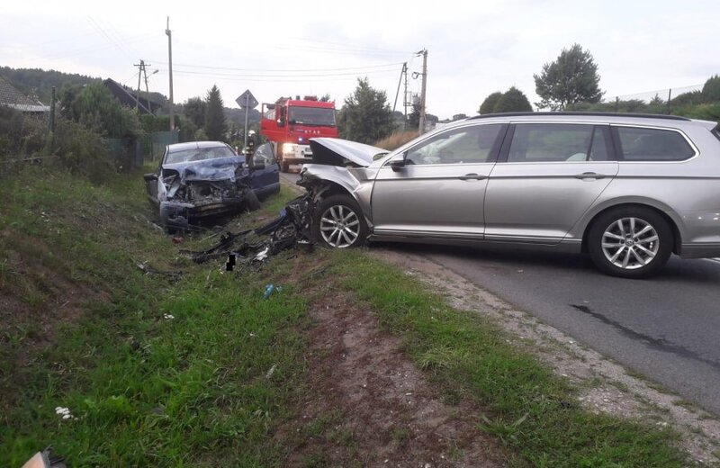 Czołowe zderzenie samochodów. 9 osób w szpitalu