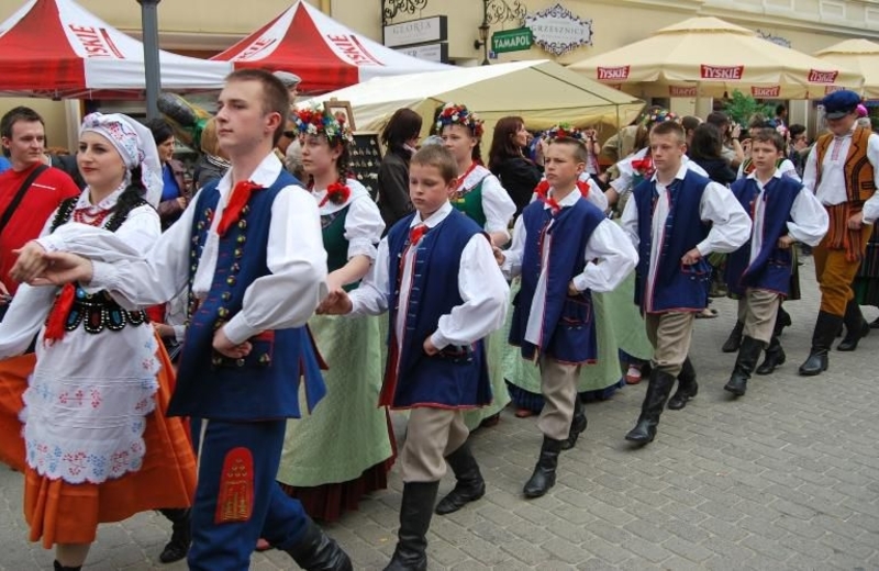 Niematerialny skarb – strój rzeszowiaków, czyli rańtuch na głowie i łoktusza na ramiona