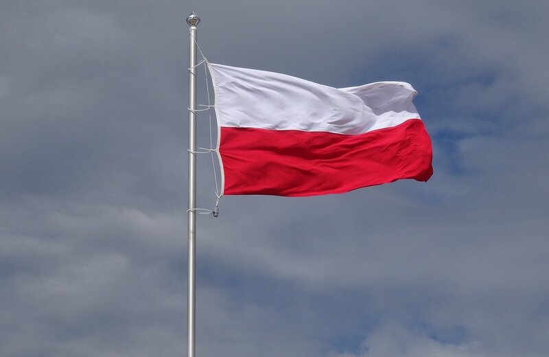 27-latek odpowie za znieważenie flagi państwowej. Zawiesił ją na pojemniku z odpadami
