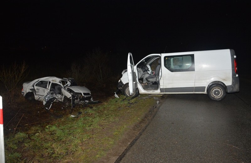 Czołowe zderzenie skody z dostawczym renault. Trzy osoby przewieziono do szpitala