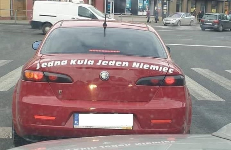 Właściciel samochodu z napisem „Jedna Kula, Jeden Niemiec” poniesie odpowiedzialność karną?