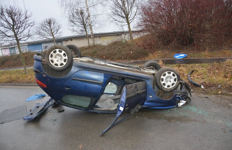Sprawca dachowania był nietrzeźwy. Kierowca wraz z pasażerem uciekli z miejsca zdarzenia