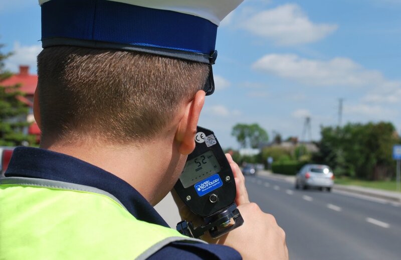 Pędził 155 km/h w miejscu gdzie obowiązywało 70 km/h. Miał zakaz prowadzenia