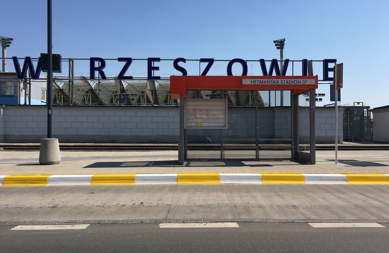 Biało-żółte krawężniki przy zatokach autobusowych. "Aby było bezpieczniej"