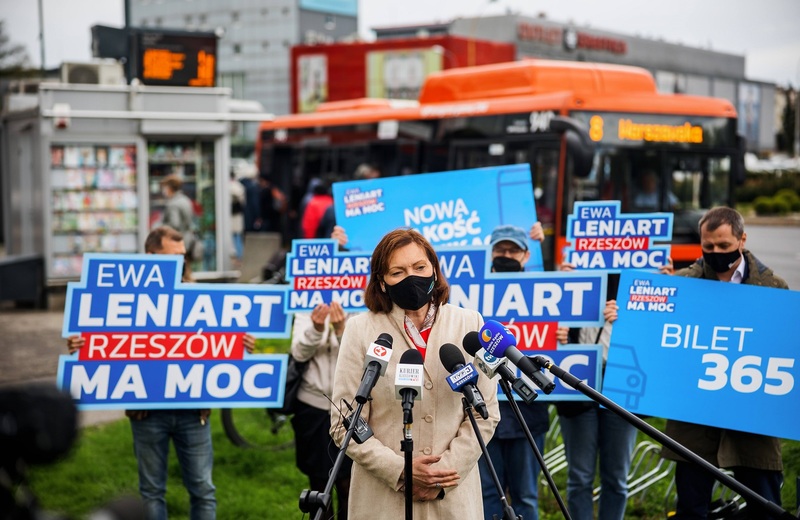 Ewa Leniart chce tańszej komunikacji miejskiej. Proponuje "bilet 365"