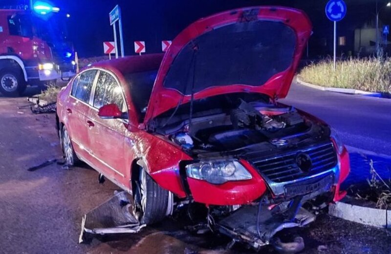 29-latek "przeleciał" volkswagenem przez rondo 