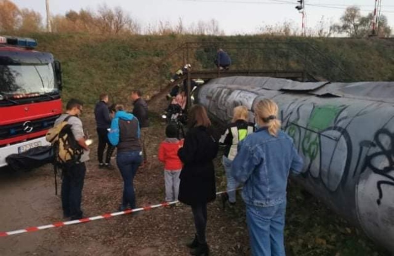 Kot w rurze ciepłowniczej. Trwa akcja ratunkowa