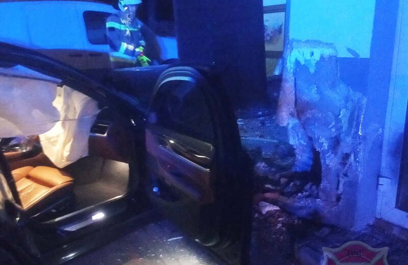 Nocny wypadek na Zalesiu. Pijany kierowca uderzył w budynek pizzerii
