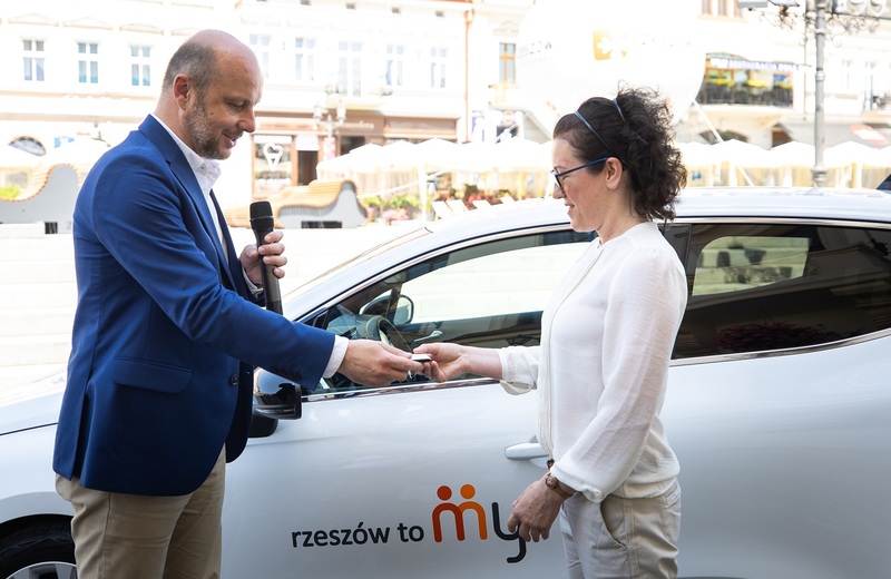 Pani Beata wygrała samochód w loterii PIT-owej "Rzeszów to My"