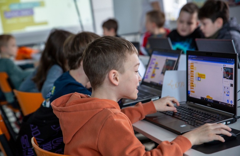 Wrzesień pod znakiem programowania i bezpieczeństwa w sieci, dzięki warsztatom dla dzieci i młodzieży "Koduj z Gigantami: Cyberbezpieczeństwo"