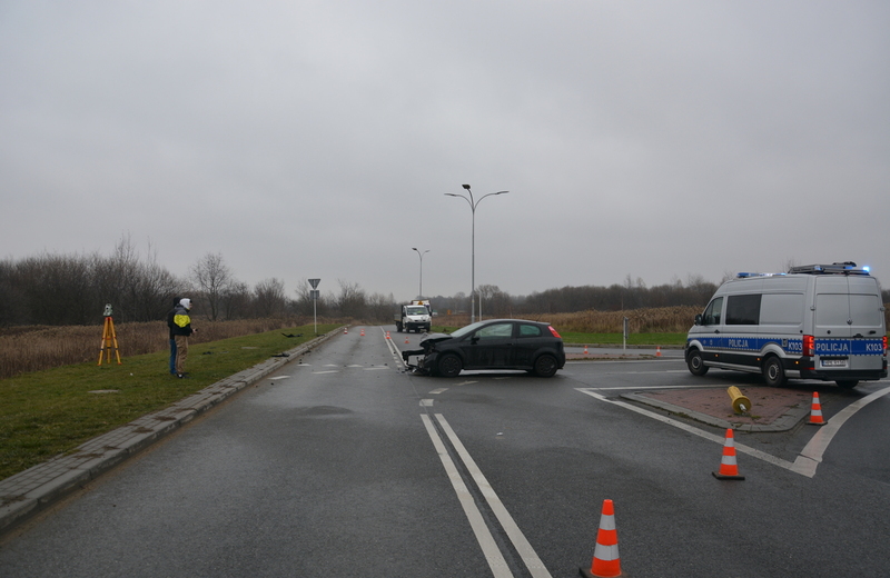 Zderzenie dwóch samochodów na ul. Ludwika Chmury