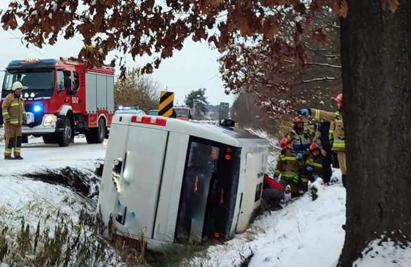 Wypadek szkolnego busa w powiecie mieleckim. 4 osoby trafiły do szpitala