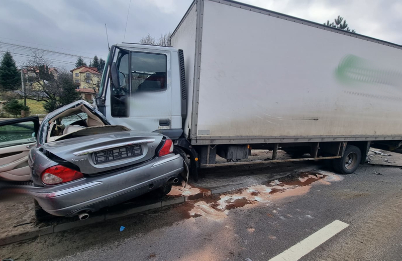 Tragiczny wypadek w Sanoku. Nie żyje 85-letni kierowca jaguara