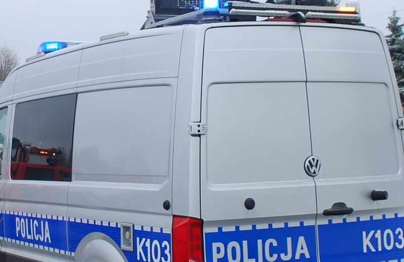 Wypadek w Wólce Niedźwiedzkiej. 35-letni mężczyzna trafił do szpitala