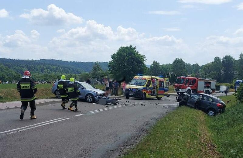 Czołowe zderzenie w Szklarach. 3 osoby ranne, w tym małe dziecko