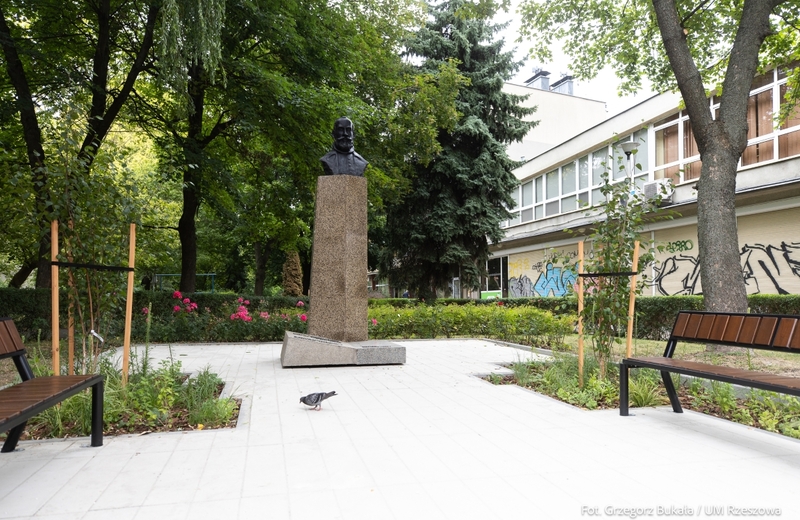 Otoczenie pomnika Jana Kochanowskiego w nowej aranżacji [ZDJĘCIA]
